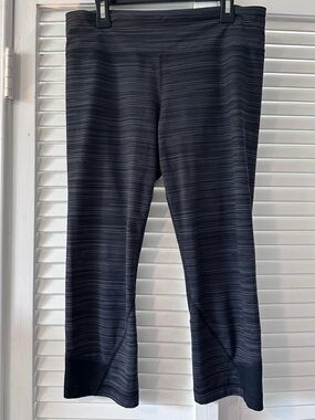 Under Armour Size Medium Charcoal and Black Fitted Capri Leggings